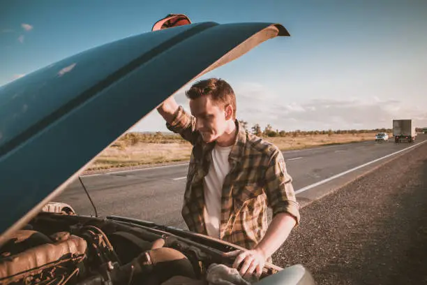 Qué hacer si se te avería el coche en la autopista